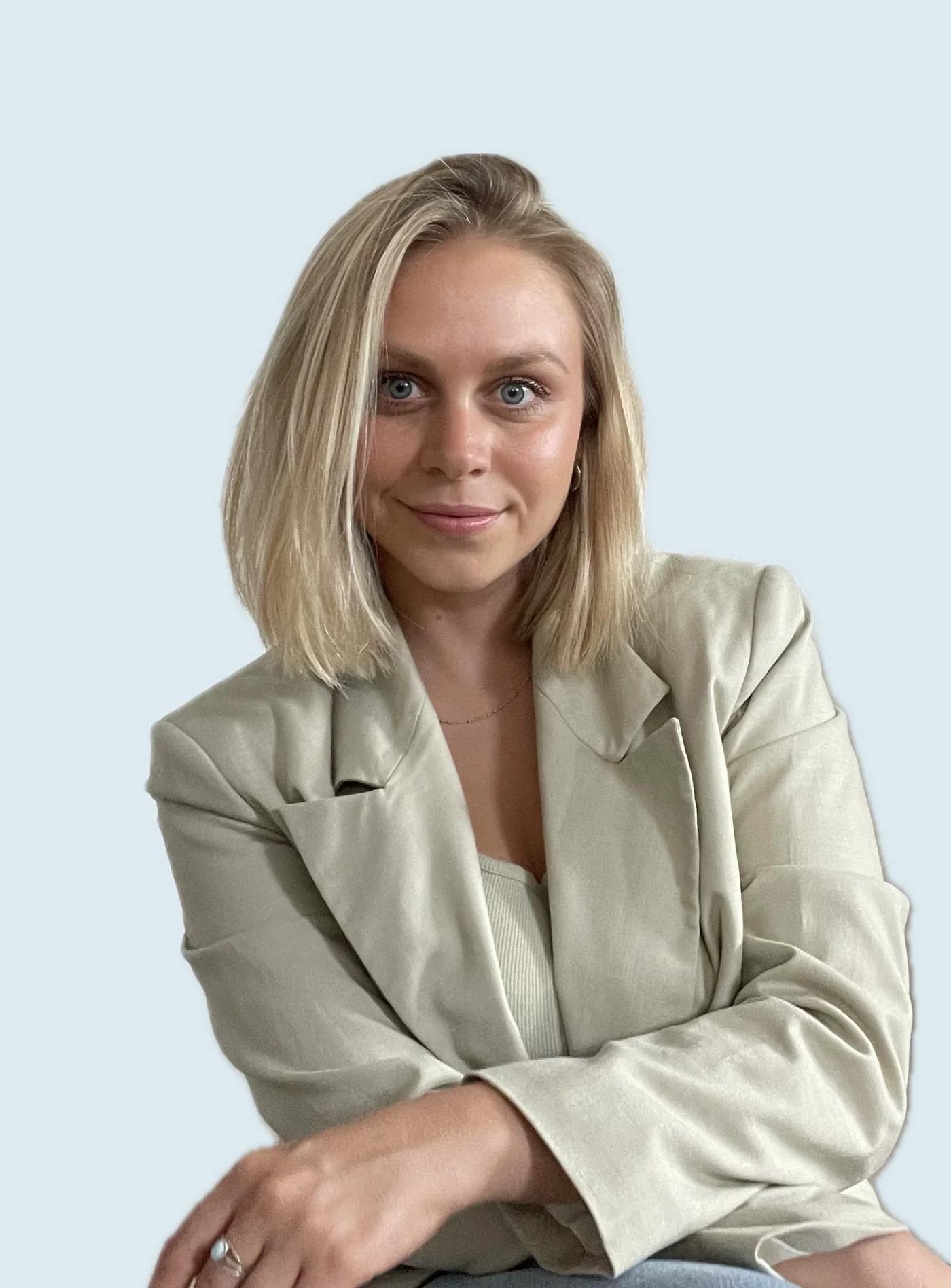 Portrait of Lisa Routa, color analyst: shoulder-length blond hair, a sage linen blazer and a soft smile